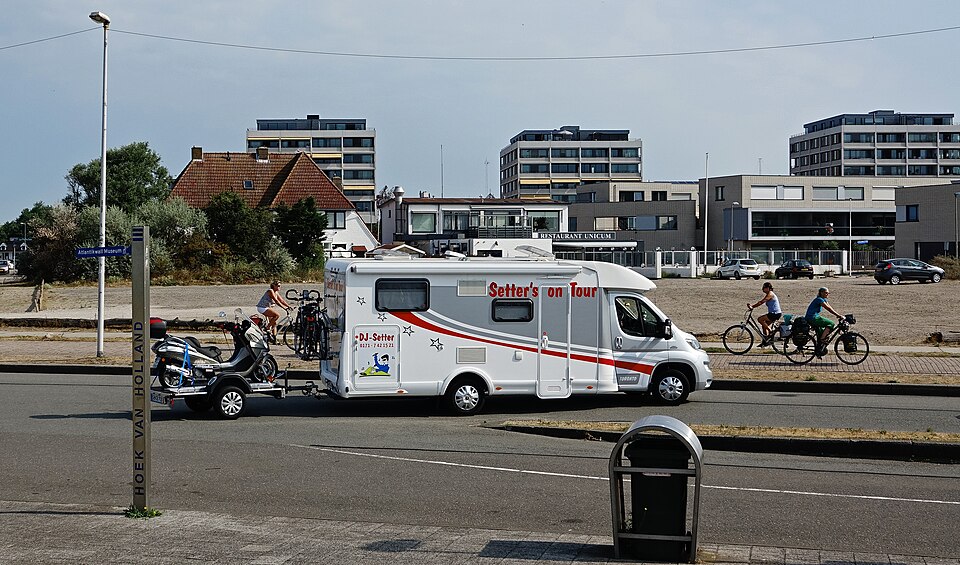 Obytný vůz zaparkovaný u Hoek van Holland v Nizozemsku