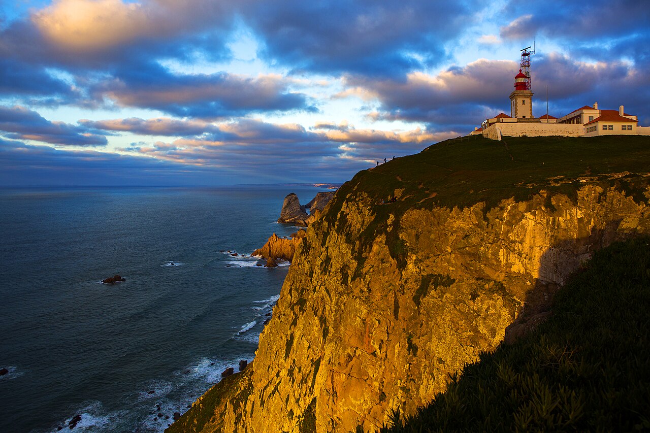 Mys Cabo da Roca na portugalském pobřeží při západu slunce